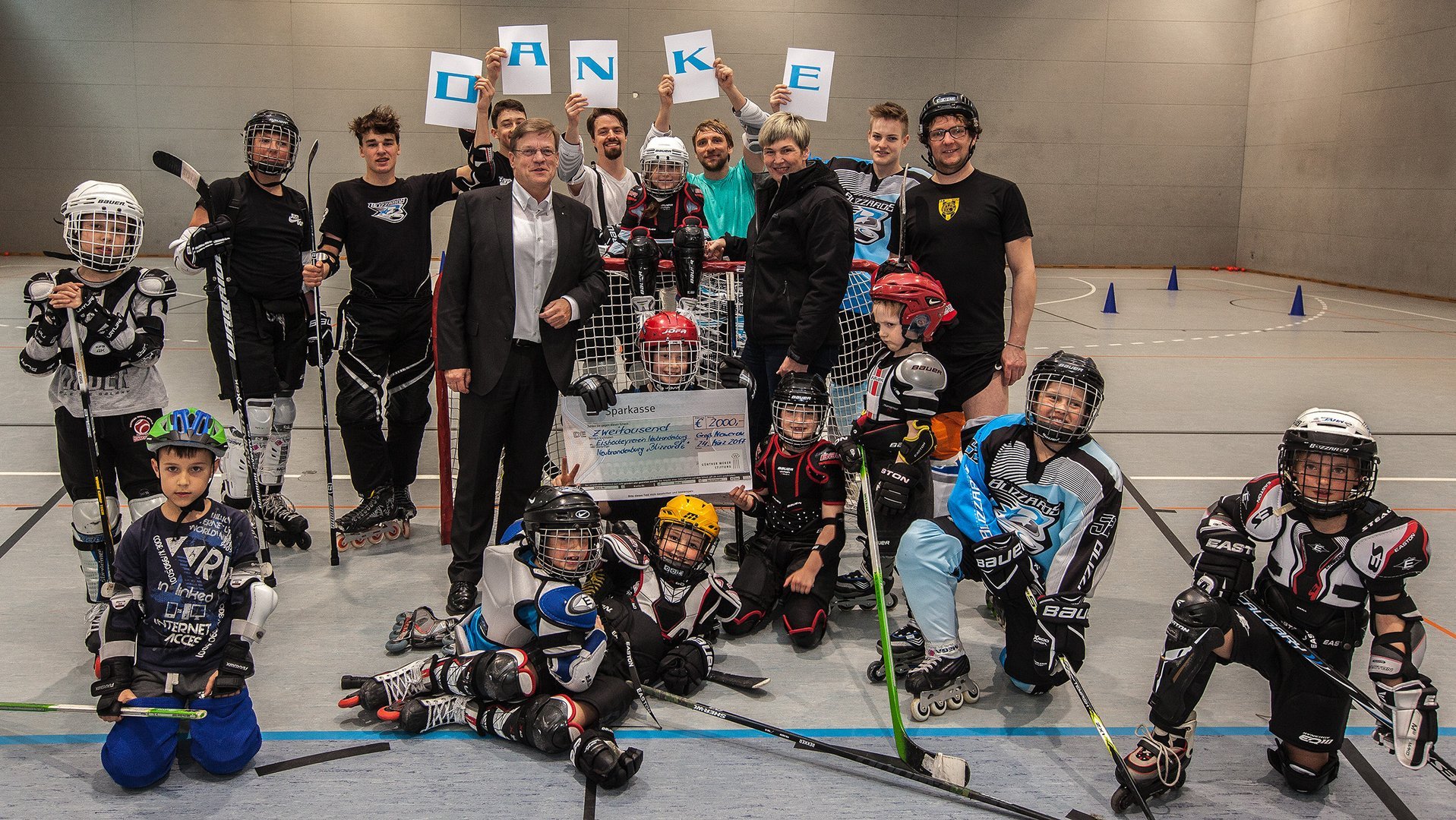 Übergabe Förderung Hocke, Kinder in Sportkleidung
