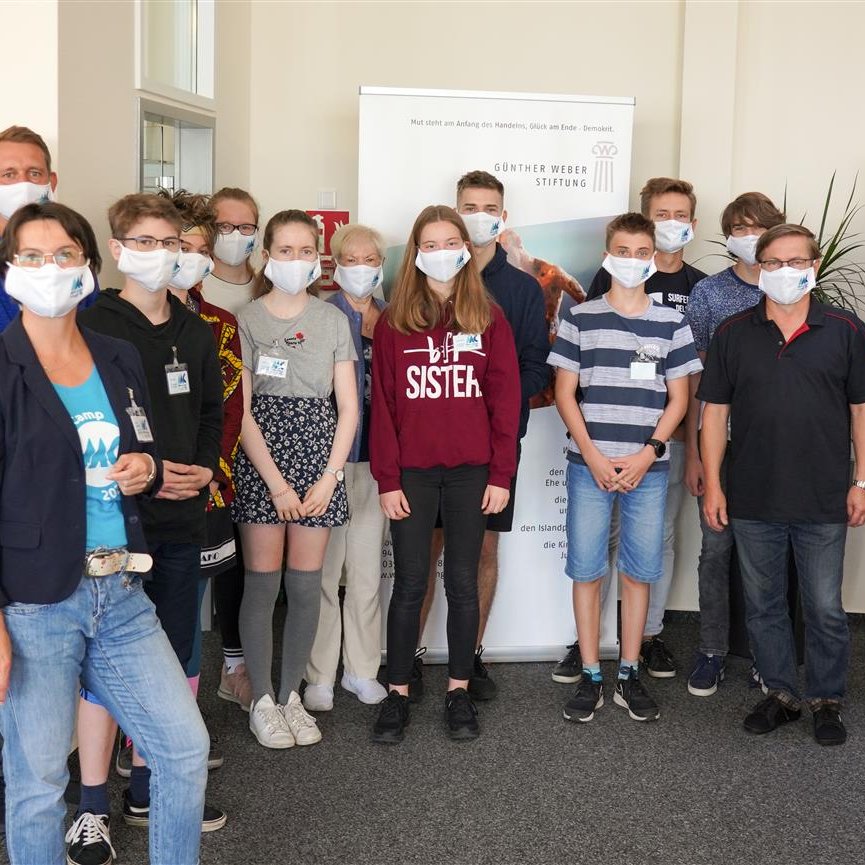 eine Gruppe von Personen posiert für ein Foto