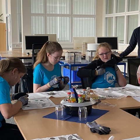 Jugendliche die etwas Bastlen