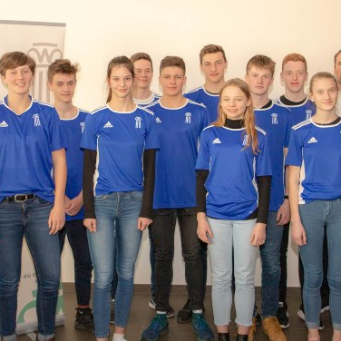 Die Weberstarken, eine Gruppe Jugendlicher in Sportkleidung. 