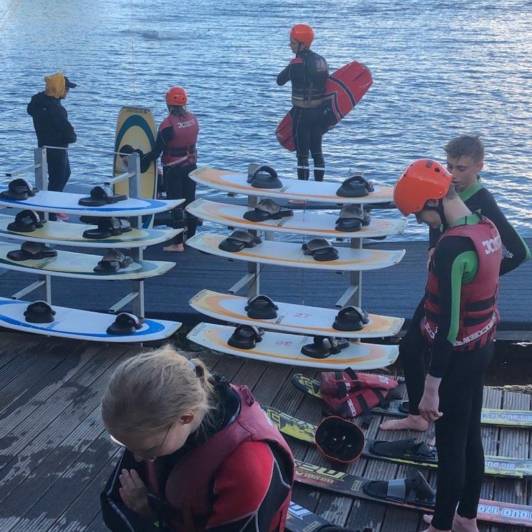 Personen die sich darauf vorbereiten mit Paddelbooten auf einen See zu paddeln